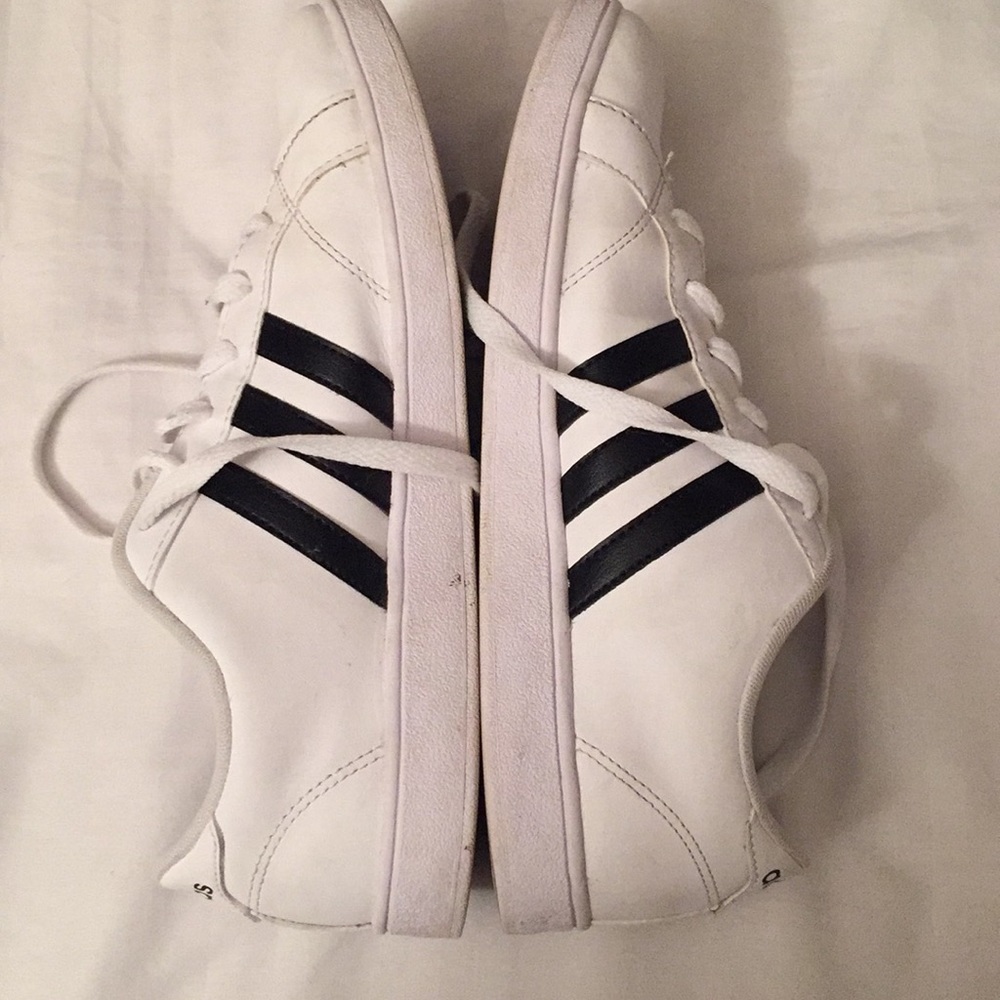 Adidas 3 stripe shoes used like 3 times. - Picture 4 of 5